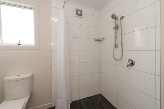 Deluxe Studio Unit - shower