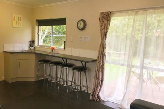 Deluxe One Bedroom Unit - breakfast bar