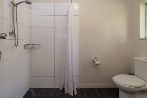 Deluxe One Bedroom Unit - shower